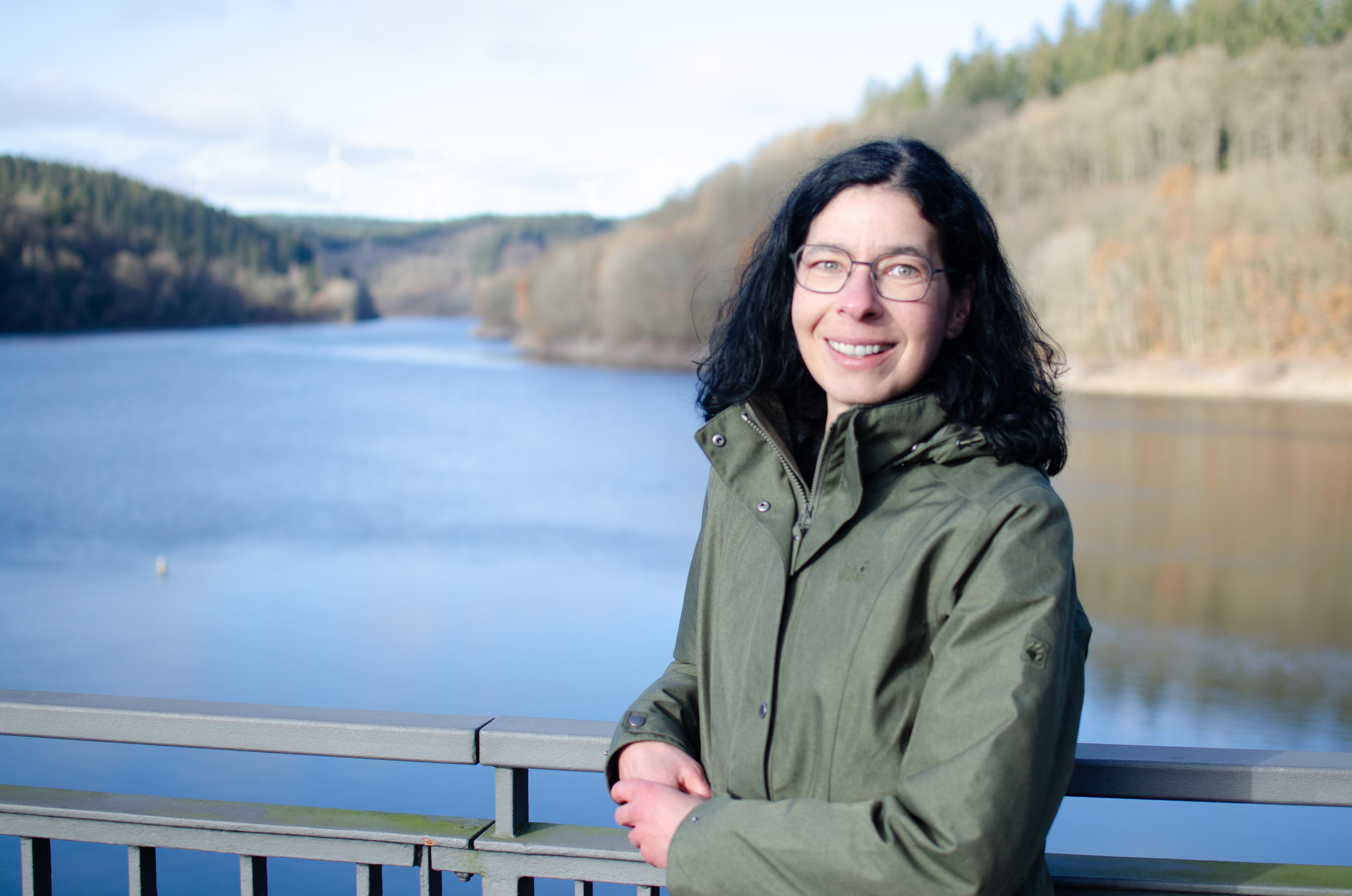 „Ramona Hörnchen, Kämmerin der Gemeinde Hellenthal, tritt als gemeinsame Kandidatin von Bündnis 90/Grüne, SPD, UWV und FDP an (Foto Romy Linden Design und Fotografie)“ „Ramona Hörnchen, Kämmerin der Gemeinde Hellenthal, tritt als gemeinsame Kandidatin von Bündnis 90/Grüne, SPD, UWV und FDP an (Foto Romy Linden Design und Fotografie)“