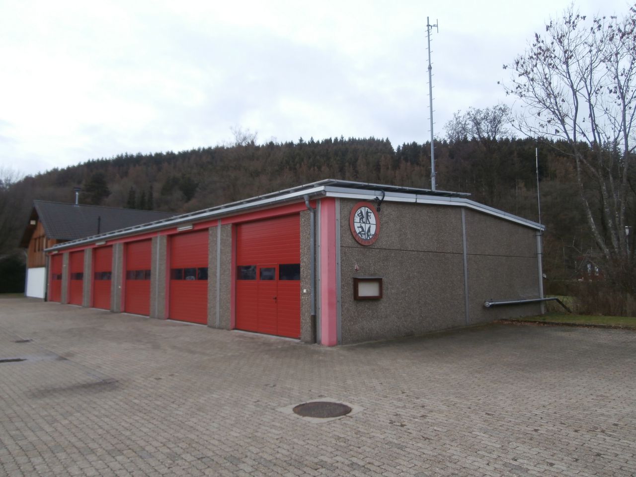 Jeder weiß, wo sich die Feuerwehrgerätehäuser in der Gemeinde befinden, so dass jemand der das Gerät benutzen will, nicht lange suchen muss. Jeder weiß, wo sich die Feuerwehrgerätehäuser in der Gemeinde befinden, so dass jemand der das Gerät benutzen will, nicht lange suchen muss.