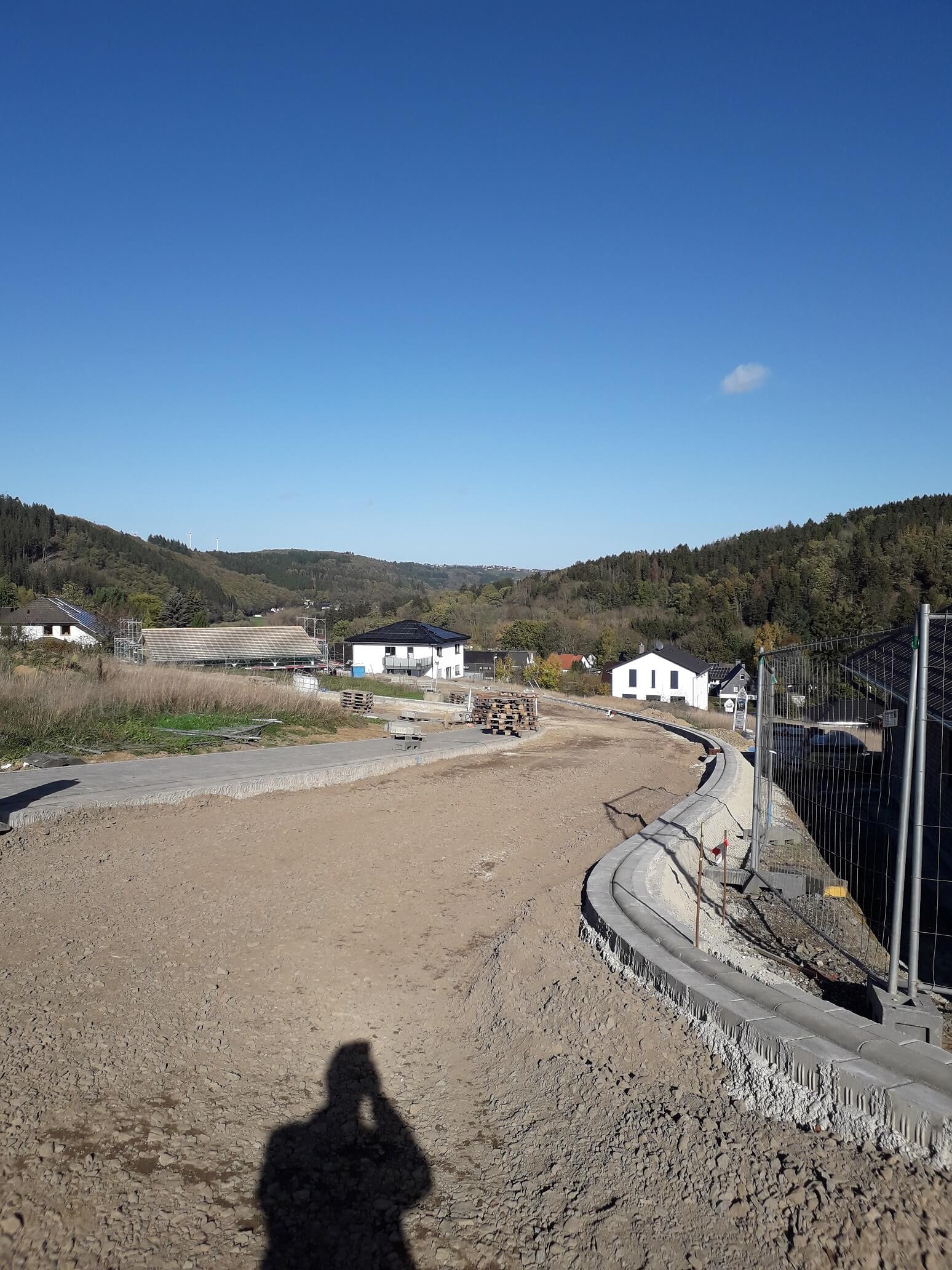 Bei einer Besichtigung im Nov. 2022 konnte man sich schon davon überzeugen, dass bereits vor Fertigstellung der Straßen mit dem Bau von Eigenheimen begonnen wurde. Inwischen ist die Bautätigkeit rege fortgeschritten.