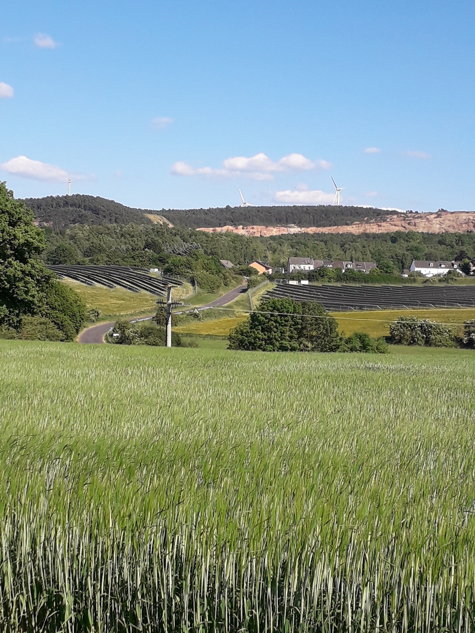 Bei der Anlage bei Kalenberg kann man einen Eindruck von der Größenordnung solcher Anlagen gewinnen. Es sollte darauf geachtet werden, dass sie optischen Auswirkungen auf Ortschaften minimiert sind. Bei der Anlage bei Kalenberg kann man einen Eindruck von der Größenordnung solcher Anlagen gewinnen. Es sollte darauf geachtet werden, dass sie optischen Auswirkungen auf Ortschaften minimiert sind.