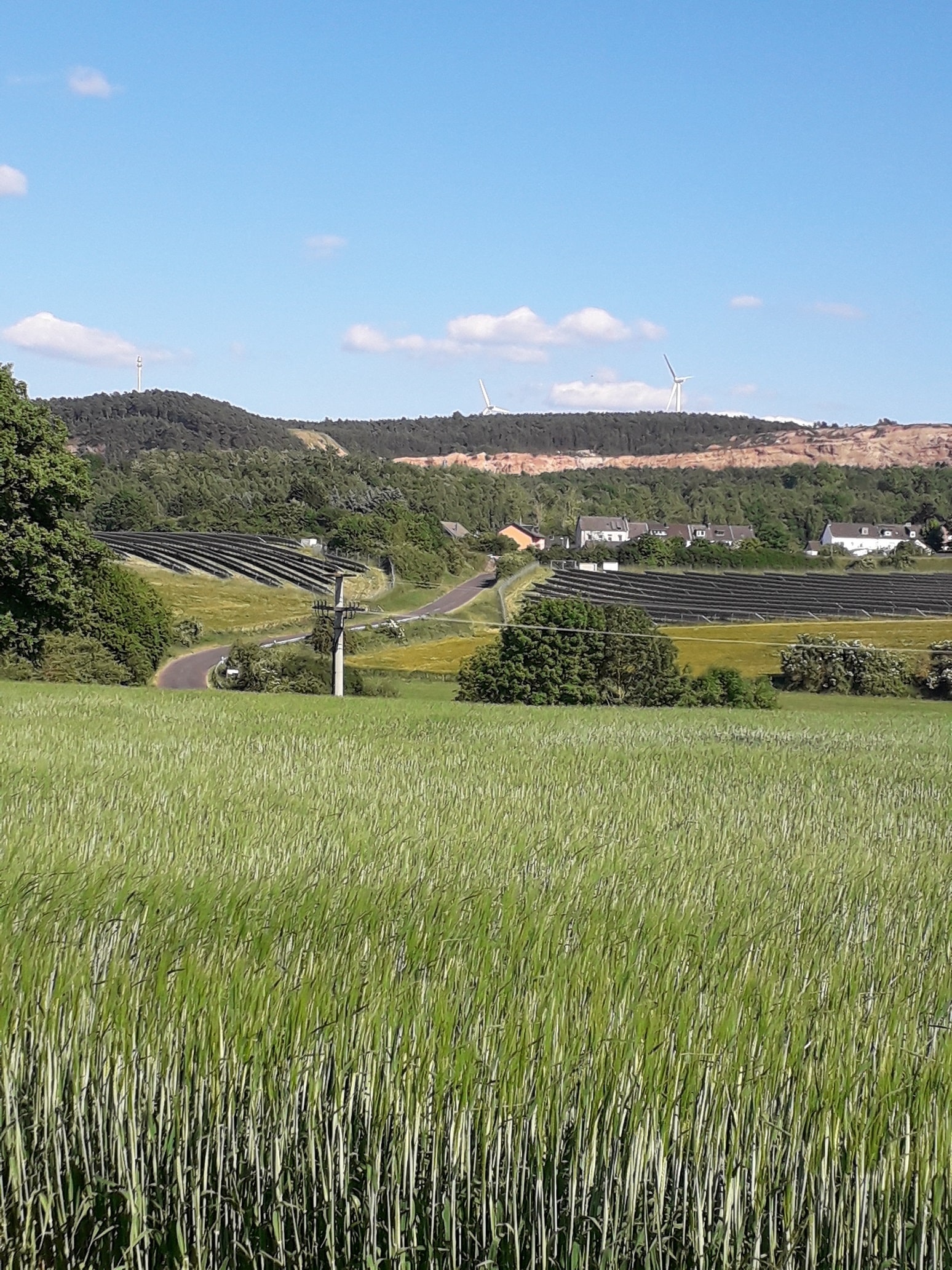 Bei der Anlage bei Kalenberg kann man einen Eindruck von der Größenordnung solcher Anlagen gewinnen. Es sollte darauf geachtet werden, dass sie optischen Auswirkungen auf Ortschaften minimiert sind.